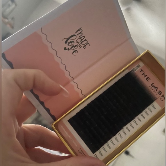 THE LASH SUPPLY | Premium Volume Eyelash Extension Professional Supplies - Picture 9 of 10
